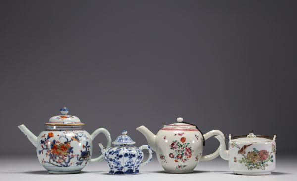 Chine - Ensemble de quatre théières en porcelaine polychrome, XVIIIème.