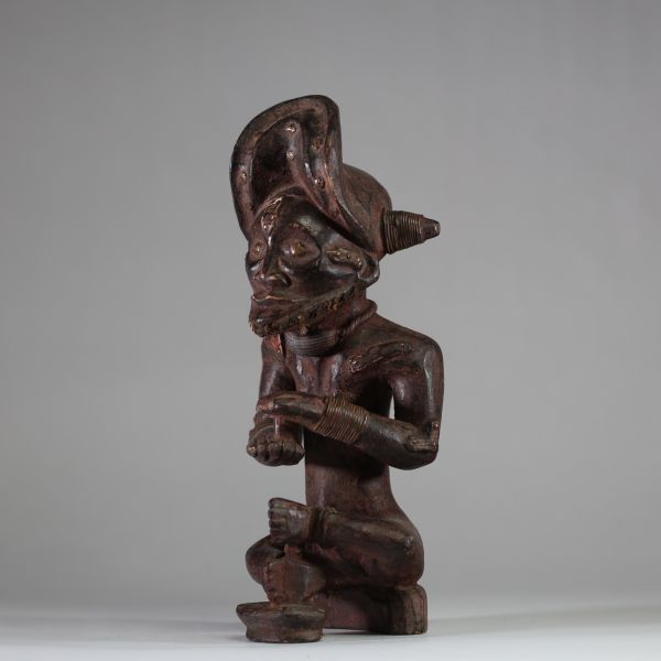 : Très jolie statuette Chokwé représentant le héros civilisateur « Tshibinda Ilunga ». Bois, patine ancienne, traces d’usage et usures aux points de contact. Nombreux ornements rituels. La posture est connue. H : 41 cm.  Collecté sur site par A.S., St Idesbald, début des années 1950