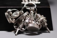 Magnifique grande chatelaine en argent, décorée de différentes breloques, poinçons des Pays-Bas et autres.