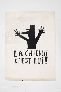 Mai 68 – La chienlit, c’est lui !  Affiche originale réalisée en sérigraphie couleur noir. École Nle Supérieure des Beaux-Arts, toute sa marge non coupée, traces de plis et de semelles de chaussure, sujet intact. Non entoilée  80,5X58 cm