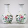 Paire de vases en porcelaine de Chine, période République, à décor de paons et pivoines