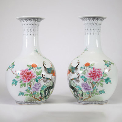 Paire de vases en porcelaine de Chine, période République, à décor de paons et pivoines