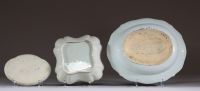 Chine - Ensemble de trois plats en porcelaine blanc bleu à décor de paysages, époque Qianlong