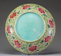 Grand plat en porcelaine famille rose à fond jaune, décor de pivoines, Chine, fin XIXe