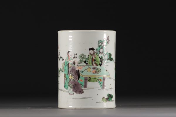 Chine - Pot à pinceaux en porcelaine famille verte à décor de personnages et paysages, Kangxi.