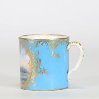Manufacture de Sèvres, année 1787 Ensemble composé d’une tasse litron et d’un plateau en porcelaine à fond bleu céleste, riche décor polychrome et or