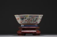 Chine - Bol quadrangulaire en porcelaine polychrome famille rose, socle en bois.