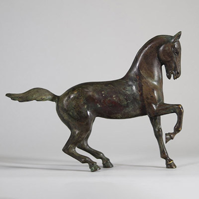 Cheval en bronze à patine vert-de-gris - Asie, vers 1900 .