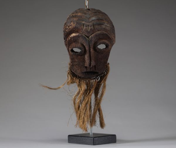 Afrique RDC - Ancien masque Lega / Warega en os poreux d’éléphant et raphia, Congo RDC, 1ère moitié XXème.