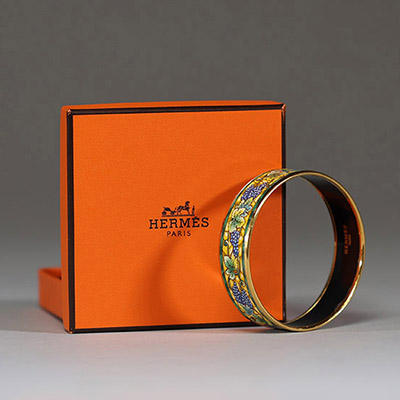 Hermès - Bracelet en plaqué or et émail imprimé à décors de vignes, dans son écrin d'origine, signé.
