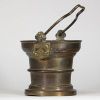Travail brabançon, fin XVe – début XVIe siècle Seau à eau bénite en bronze avec poignée figurée  Ce rare seau à eau bénite, datable de la fin du XVe ou du début du XVIe siècle, est un bel exemple de la production de bronze liturgique dans les anciens Pays-Bas méridionaux, et plus précisément dans la région du Brabant, alors centre actif d’artisanat et de fonderie. La pièce présente une poignée mob