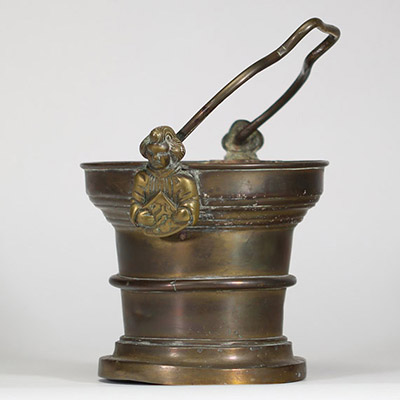 Travail brabançon, fin XVe – début XVIe siècle Seau à eau bénite en bronze avec poignée figurée  Ce rare seau à eau bénite, datable de la fin du XVe ou du début du XVIe siècle, est un bel exemple de la production de bronze liturgique dans les anciens Pays-Bas méridionaux, et plus précisément dans la région du Brabant, alors centre actif d’artisanat et de fonderie. La pièce présente une poignée mob