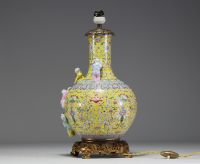China - Famille rose porcelain lamp vase decorated with figures in relief, 19th-20th century