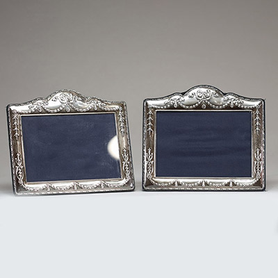 Paire de cadres en argent repoussé à décor de guirlandes de fleurs de style Louis XVI.
