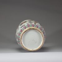 Chine, fin XIXe siècle — Vase en porcelaine de la famille rose à décor des 
