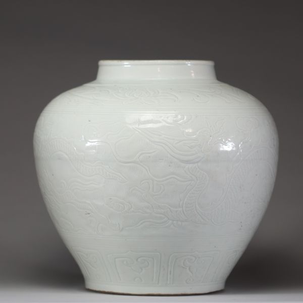 Vase chinois de forme balustre en porcelaine céladon à décor incisé de dragon, dynastie Qing