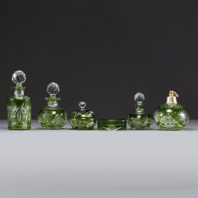 Val Saint Lambert - Nécessaire de toilette en cristal doublé vert et taillé, cinq pièces.