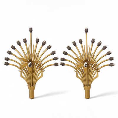 Paire d’appliques florales en bronze, années 1940/50 Belle paire d’appliques murales en bronze doré, à décor stylisé en forme de bouquet de tiges et de fleurs, typique du style décoratif des années 1940/50. Chaque applique présente une composition rayonnante, avec de nombreuses douilles imitant les pistils ou les boutons floraux
