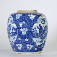 Chine, rare potiche en porcelaine bleue et blanche à décor de qilin dans des cartouches sur fond de prunus fleuris, marque au double cercle, dynastie Qing, XIXe siècle
