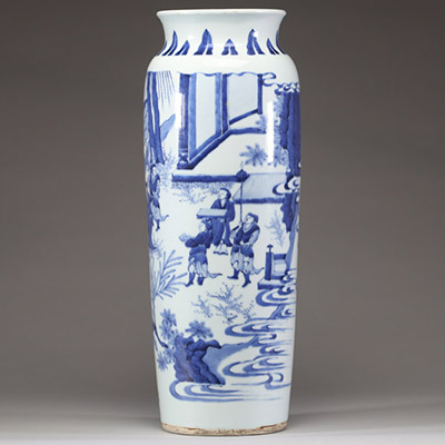 Chine, période Transition (circa 1644-1661) - Vase rouleau en porcelaine bleu et blanc à décor de personnages dans un jardin