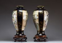 Japon - Grande paire de vases en porcelaine à décor en cartouche de jeunes femmes et d'enfants, reposant sur des socles en bois d'époque Meiji, XIXe siècle.