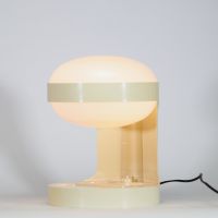Joe Colombo (1930–1971) Lampe de table KD29 Éditeur : Kartell, Italie, 1967 Structure en ABS crème et globe en PMMA opalin.