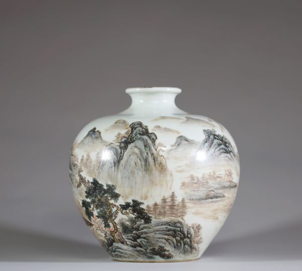 Chine - Vase boule en porcelaine polychrome émaillée à décor d'un paysage montagneux dominant une rivière.