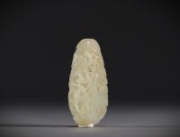 Chine - Pendentif en jade blanc sculpté et ajouré à décor d'animaux, époque XVIIIème.