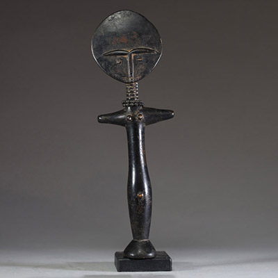 Afrique - Poupée de fertilité Ashanti « Akua’ba » en bois sculpté, patine tribale d'usage, Ghana, 1ère moitié XXème.