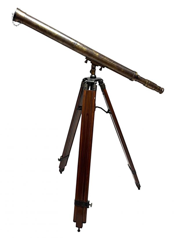 Longue vue astronomique ou de marine en laiton sur un grand trépied à coulisse en bois.
