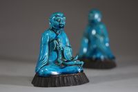 Chine - Paire de figurines de Bouddha en porcelaine turquoise 