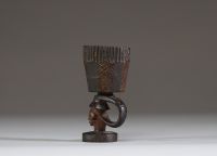Afrique RDC - Coupe Pende en bois sculpté polychrome, première moitié XXème.
