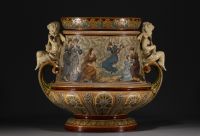 Villeroy & Boch  Mettlach - Imposante et rare jardinière en céramique à décor de personnages sur sa sellette en acajou. Vers 1900.