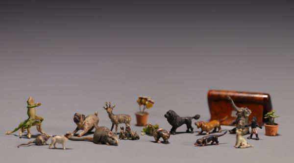 Ensemble de 17 sujets miniatures en bronzes de Vienne polychromes et une petite boite en loupe d'Orme.
