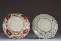 Chine - Ensemble de deux plats en porcelaine, un rouge fer à décor de Phoenix et un en porcelaine blanc bleu, époque Ming.