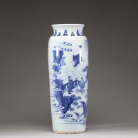 Chine, période Transition (circa 1644-1661) - Vase rouleau en porcelaine bleu et blanc à décor de personnages dans un jardin