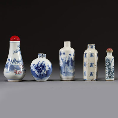 Chine - Ensemble de cinq tabatières en porcelaine blanc bleu à décor de personnages, de paysage et caractères chinois, XIX-XXème.