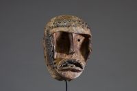 Afrique - Masque de justice Kran en bois sculpté et clous de tapissier, Côte d’Ivoire, 1ère moitié XXème.