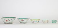 Lot de sept récipients en porcelaine de Chine famille rose à décor polychrome de fleurs, oiseaux et papillons, XIXe siècle.