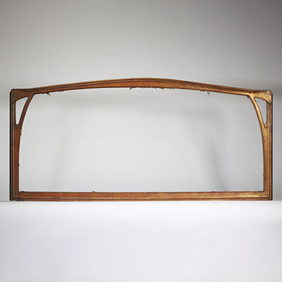 Attribué à Hector Guimard (1867–1942) Encadrement sculpté Art nouveau à double face – Vers 1900 Bois sculpté et doré  Ce remarquable encadrement sculpté, probablement conçu par Hector Guimard, incarne avec raffinement l’esprit du style Art nouveau français dans sa forme la plus expressive. Réalisé en bois finement sculpté puis doré, il se distingue par ses volutes sinueuses et ses formes organique