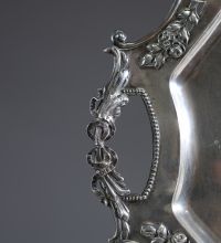 Plateau en argent massif de style Louis XVI pour un poids total de 1090gr.