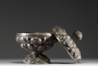Iran - Grande coupe couverte sur pied en argent repoussé à décor floral, XIXème.