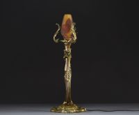 DAUM Nancy - Lampe Art Nouveau en bronze doré, piétement à décor végétal et tulipe en verre dégagé à l'acide à décor de kaki, non signée.