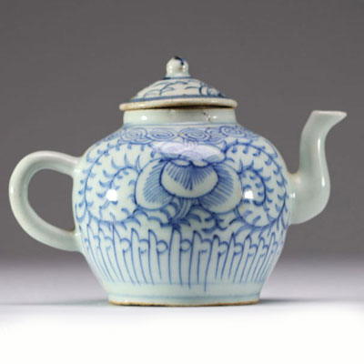 China - A white-blue porcelain teapot with floral decoration, late Ming period.