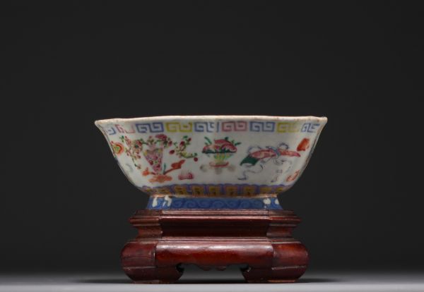 Chine - Bol quadrangulaire en porcelaine polychrome famille rose, socle en bois.