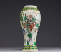 China - A green family polychrome porcelain vase decorated with characters, 19th century.