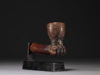 Pipe Kuba, fût supporté d'une main bois sculpté, patine brune - Provenance: Kellim Brown