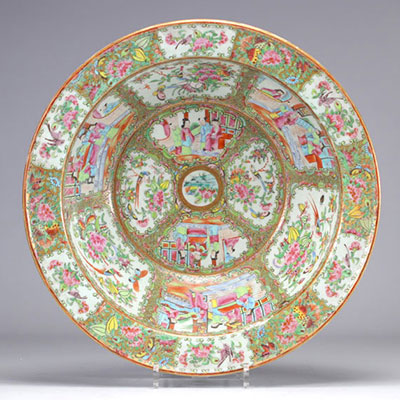 Grand bassin en porcelaine de canton à décor de personnages du XIXe siècle