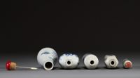 Chine - Ensemble de cinq tabatières en porcelaine blanc bleu à décor de personnages, de paysage et caractères chinois, XIX-XXème.