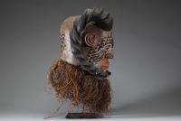 Afrique RDC - Masque Heaume Kuba en bois, cornes, raphia et clous de tapissier, Congo RDC.